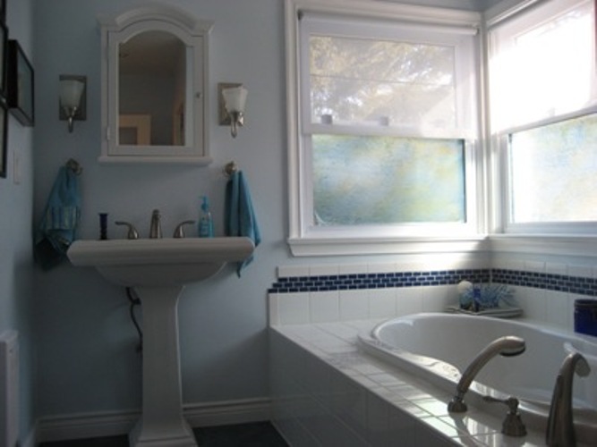A renovated bathroom by Niet Custom Renovations